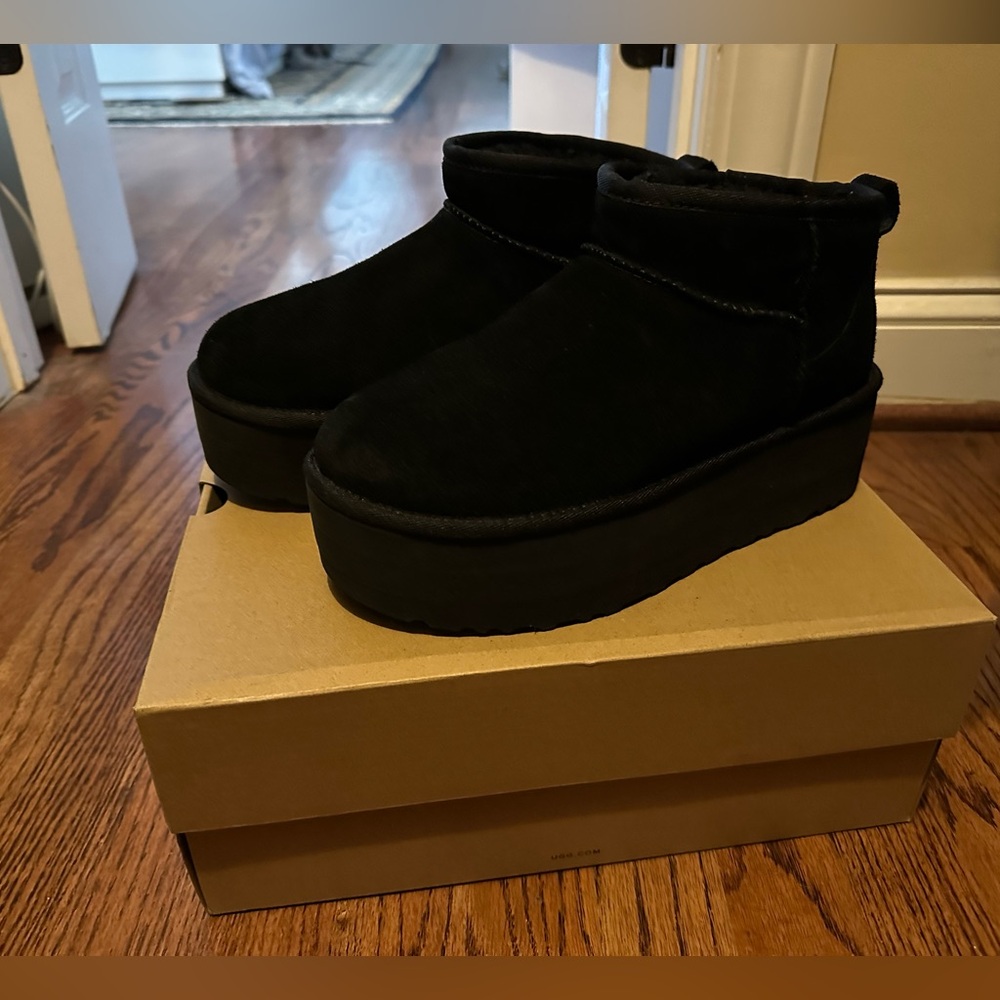 UGG classic ultra mini platform boots. Size 7, color black. Like new